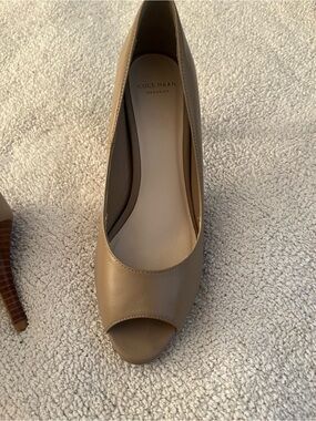Cole Haan Women’s Taupe Peep-Toe Pump 6.5